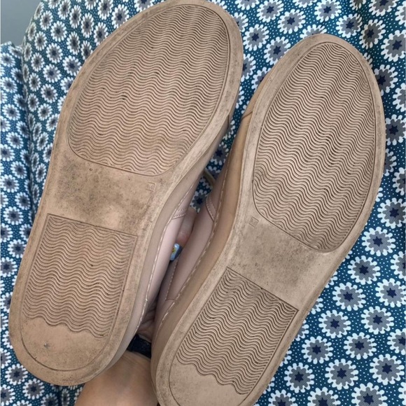 Size 37. Fits more like a US 7.5. Selling because too large. - Picture 4 of 9